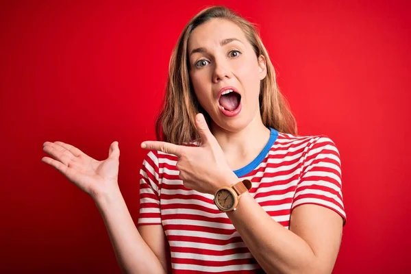 Jovem Mulher Loira Bonita Vestindo Shirt Listrada Casual Sobre Fundo — Fotografia de Stock