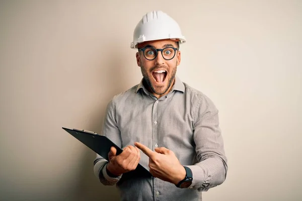 Jovem Arquiteto Inspetor Homem Vestindo Capacete Segurança Construtor Usando Prancheta — Fotografia de Stock