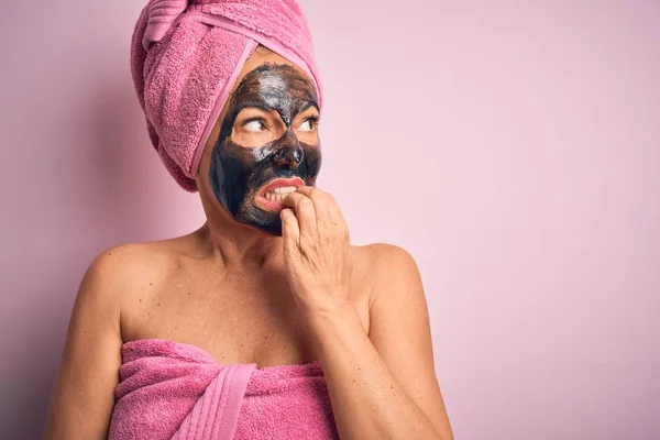 Středního Věku Bruneta Žena Nosí Krásu Černou Masku Obličeje Přes — Stock fotografie