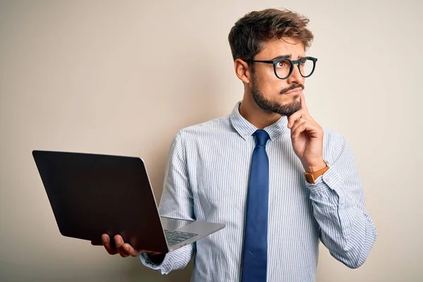 Ung Affärsman Bär Glasögon Som Arbetar Med Bärbar Dator Stående — Stockfoto