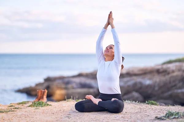 Joven Hermosa Deportista Practicando Yoga Entrenador Enseñanza Oración Pose Playa — Foto de Stock