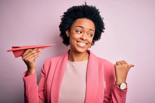 Young African American Afro Woman Curly Hair Holding Pink Paper — Stock Photo, Image