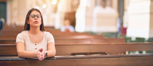 Genç Güzel Bir Kadın Kilisedeki Bankta Diz Çöküp Dua Ediyor — Stok fotoğraf