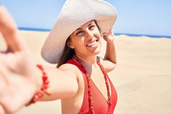 Young Beautiful Woman Sunbathing Wearing Summer Swinsuit Taking Selfie Using — Stock Photo, Image