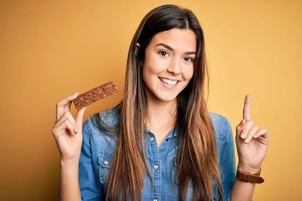 Giovane Bella Ragazza Che Tiene Barretta Proteica Sana Piedi Sopra — Foto Stock