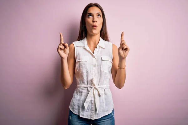 Young Beautiful Brunette Woman Wearing Casual Shirt Standing Pink Background — Stock Photo, Image