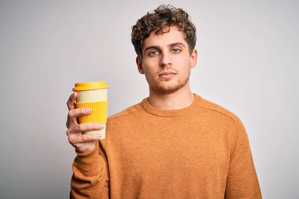 Joven Hombre Rubio Con Pelo Rizado Beber Taza Café Pie —  Fotos de Stock