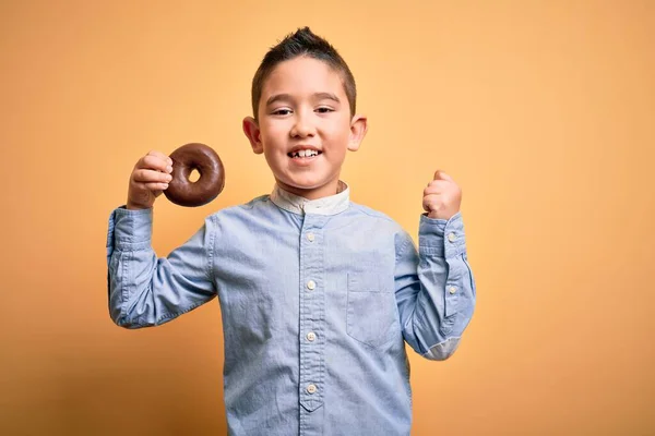 Jong Jongetje Eten Ongezonde Chocolade Donut Geïsoleerde Gele Achtergrond Schreeuwen — Stockfoto