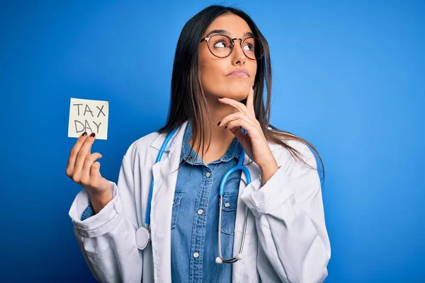 Young Doctor Woman Wearing Stethoscope Holding Paper Tax Day Message — Stock Photo, Image