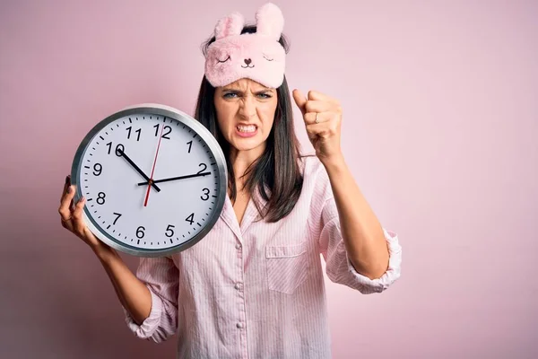 Joven Morena Con Ojos Azules Llevando Pijama Sosteniendo Gran Reloj —  Fotos de Stock