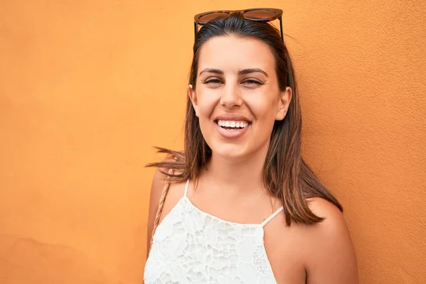 Hermosa Chica Apoyada Pared Naranja Joven Mujer Amigable Sonriendo Feliz —  Fotos de Stock