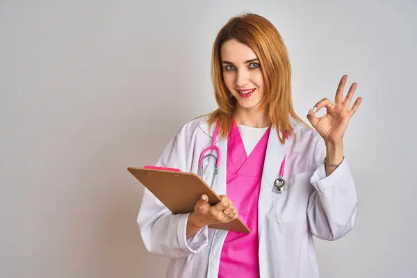 Kafkas Doktor Kadın Pembe Steteskop Takıyor Elinde Pano Var Parmaklarıyla — Stok fotoğraf