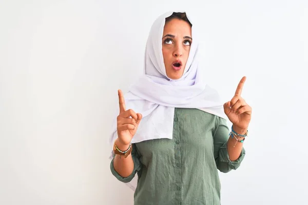 Молодая Красивая Арабская Женщина Традиционном Мусульманском Хиджабе Изолированном Фоне Удивлена — стоковое фото