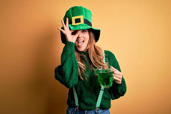 Όμορφη Γυναίκα Φορώντας Καπέλο Πόσιμο Βάζο Πράσινο Ποτό Γιορτάζει Άγιος — Φωτογραφία Αρχείου
