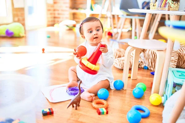 Vackra Spädbarn Glad Dagis Runt Färgglada Leksaker — Stockfoto