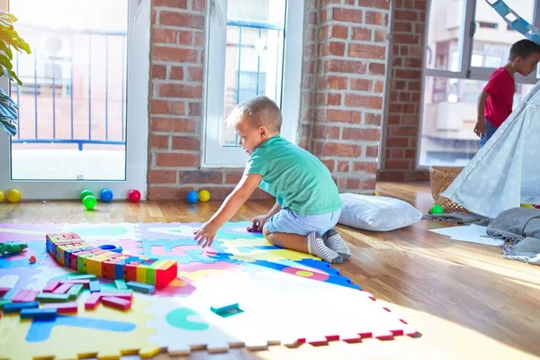 Adoráveis Crianças Brincando Torno Muitos Brinquedos Jardim Infância — Fotografia de Stock