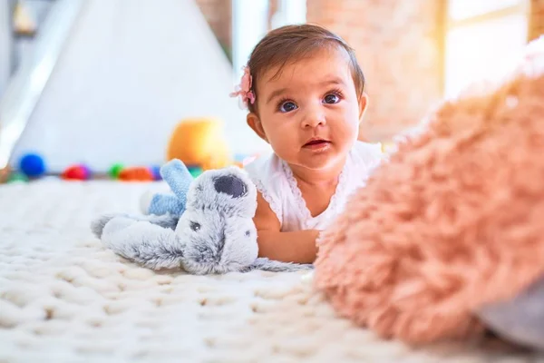 Bela Criança Feliz Jardim Infância Torno Brinquedos Coloridos Deitado Blacket — Fotografia de Stock