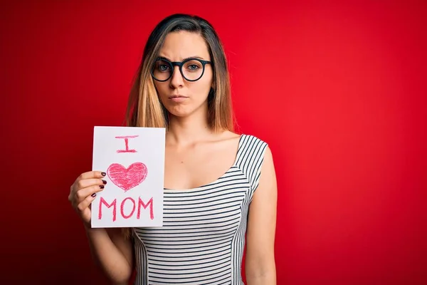 Young Beautiful Woman Holding Paper Love Mom Message Celebrating Mothers — Stock Photo, Image