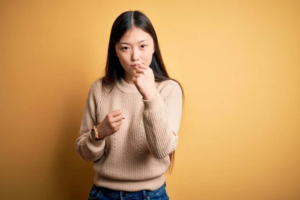 바탕에 스웨터를 준비가 아름다운 아시아 문제를 두려워하며 표정으로 얼굴을 붉힌다 — 스톡 사진