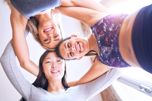 Junge Schöne Gruppe Von Sportlerinnen Die Glücklich Lächeln Stehendes Umarmen — Stockfoto