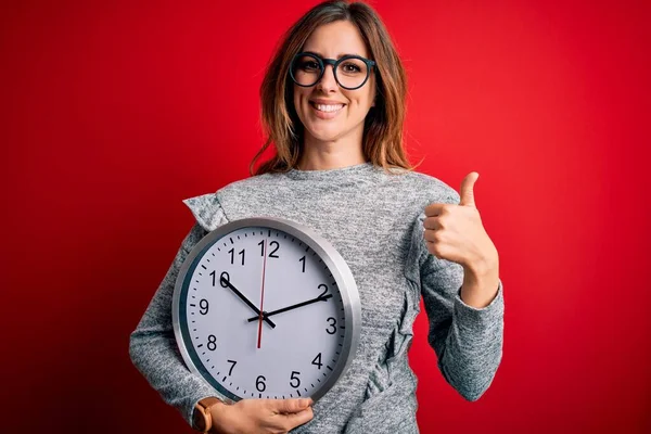 Junge Schöne Brünette Frau Tut Countdown Hält Große Uhr Über — Stockfoto