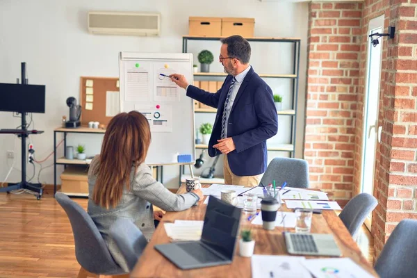 Twee Werknemers Van Middelbare Leeftijd Die Glimlachen Vol Vertrouwen Samenwerken — Stockfoto