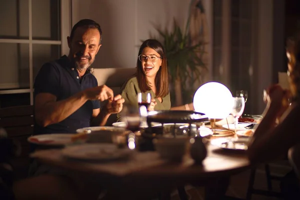 Bella Famiglia Cena Parlando Sorridendo Alla Terrazza — Foto Stock