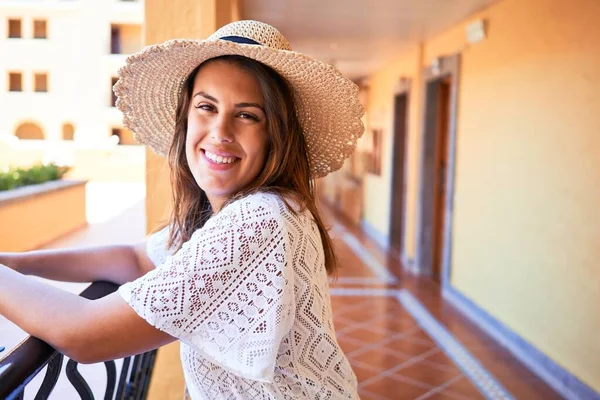 Junge Schöne Frau Lächelt Glücklich Und Positiv Drinnen Des Hotelresorts — Stockfoto