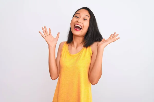 Jonge Chinese Vrouw Draagt Gele Casual Shirt Staan Geïsoleerde Witte — Stockfoto