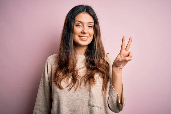 Ung Vacker Brunett Kvinna Bär Casual Tröja Står Över Rosa — Stockfoto