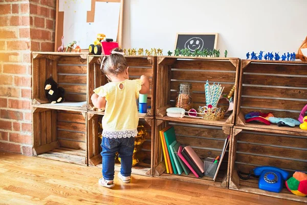 Bela Criança Brincando Com Copos Plástico Coloridos Jardim Infância — Fotografia de Stock