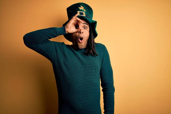 Young African American Man Wearing Green Hat Clover Celebrating Saint — Stock Photo, Image