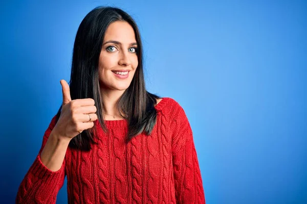 Junge Brünette Frau Mit Blauen Augen Die Einen Roten Lässigen — Stockfoto