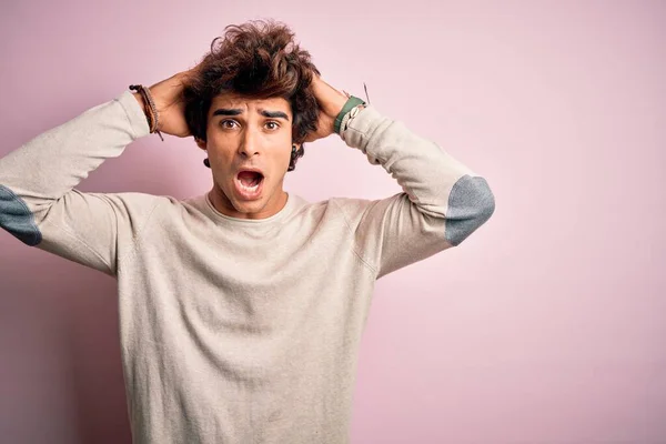 Joven Hombre Guapo Con Camiseta Casual Pie Sobre Fondo Rosa —  Fotos de Stock