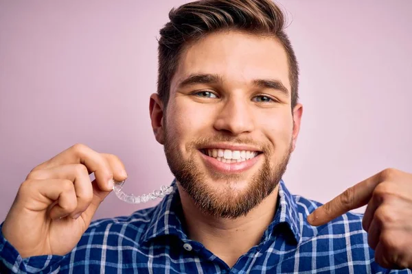 Jovem Loiro Com Barba Olhos Azuis Segurando Aligner Dental Sobre — Fotografia de Stock