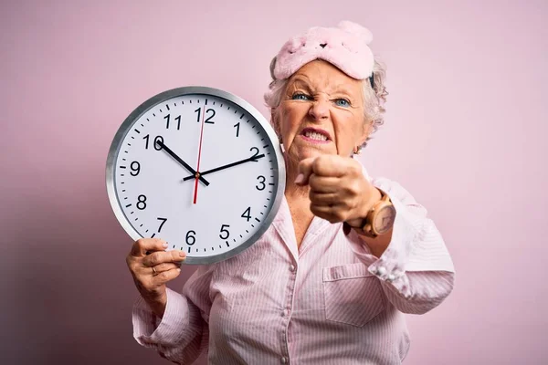 Starsza Piękna Kobieta Nosi Maskę Snu Trzymając Duży Zegar Odosobnionym — Zdjęcie stockowe