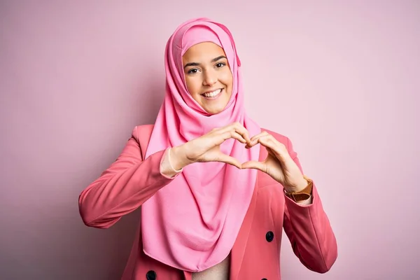 Ung Vacker Flicka Bär Muslimsk Hijab Står Över Isolerade Rosa — Stockfoto