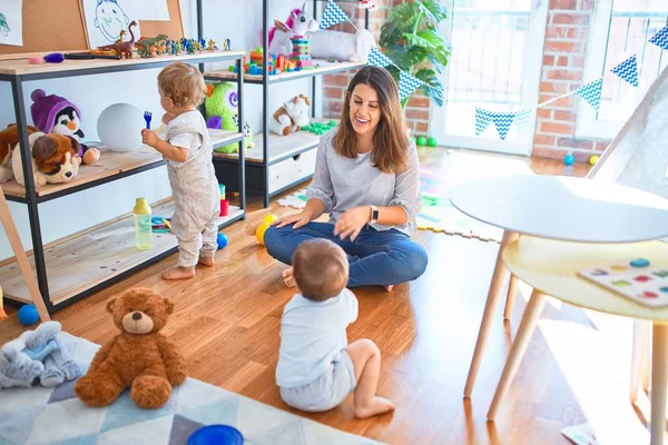 Schöne Lehrerin Und Kleinkinder Spielen Kindergarten Mit Viel Spielzeug — Stockfoto