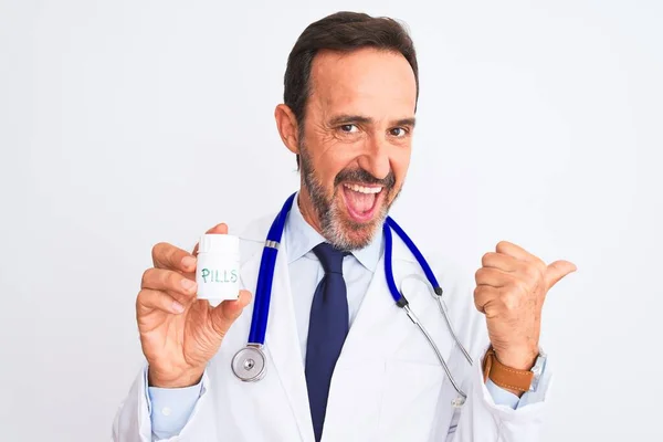 Médico Meia Idade Homem Segurando Pílulas Sobre Fundo Branco Isolado — Fotografia de Stock