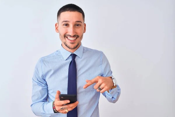 Joven Hombre Negocios Guapo Usando Teléfono Inteligente Sobre Fondo Aislado —  Fotos de Stock