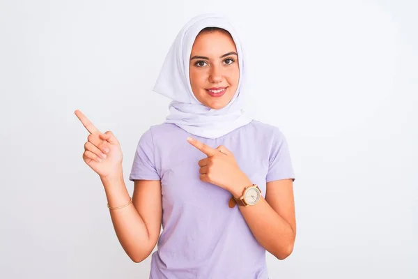 Junges Schönes Arabisches Mädchen Hijab Steht Lächelnd Vor Isoliertem Weißem — Stockfoto