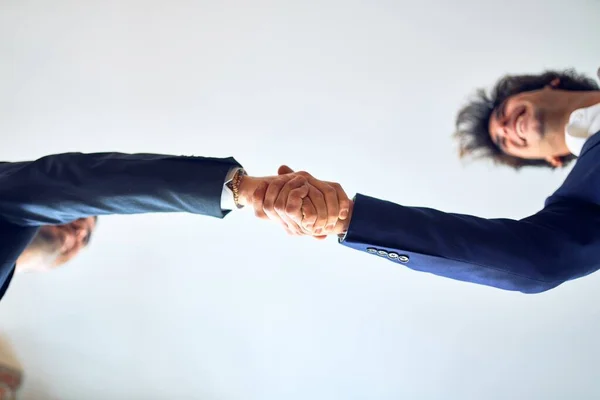 2人のビジネスマンは幸せと自信に満ちた オフィスでの合意のために握手を笑顔で立って — ストック写真
