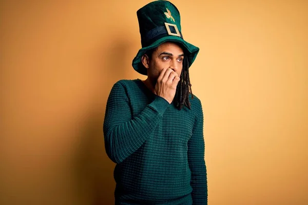 Young African American Man Wearing Green Hat Clover Celebrating Saint — 스톡 사진