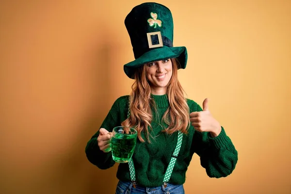 Mulher Bonita Usando Chapéu Bebendo Frasco Bebida Verde Celebrando Dia — Fotografia de Stock