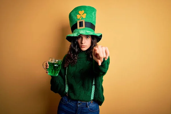 Beautiful Curly Hair Woman Wearing Hat Drinking Jar Green Beverage — 图库照片