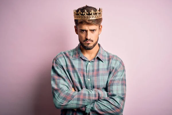 Young Man Beard Wearing Golden Crown King Standing Isolated Pink — 图库照片