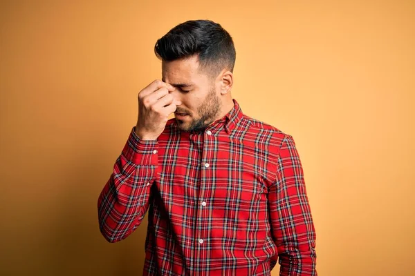 Joven Hombre Guapo Con Camisa Casual Pie Sobre Fondo Amarillo —  Fotos de Stock