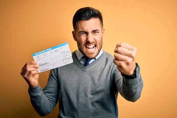 Joven Guapo Turista Sosteniendo Vacaciones Abordaje Plass Sobre Amarillo Aislado — Foto de Stock