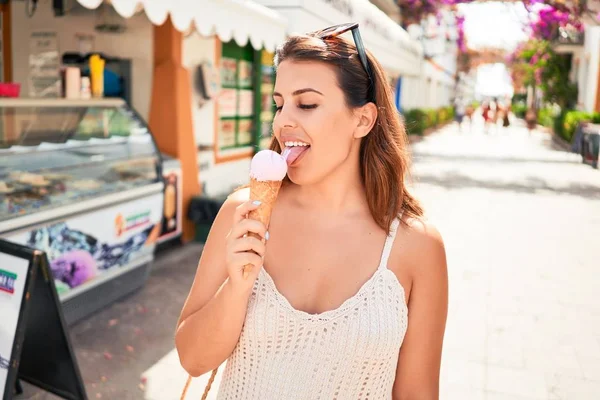 Ung Vacker Kvinna Äter Glass Kon Gommen Solig Dag Sommaren — Stockfoto