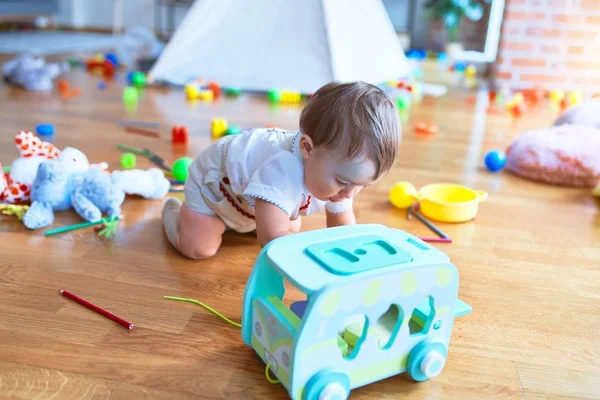 Adorável Criança Brincando Torno Muitos Brinquedos Jardim Infância — Fotografia de Stock